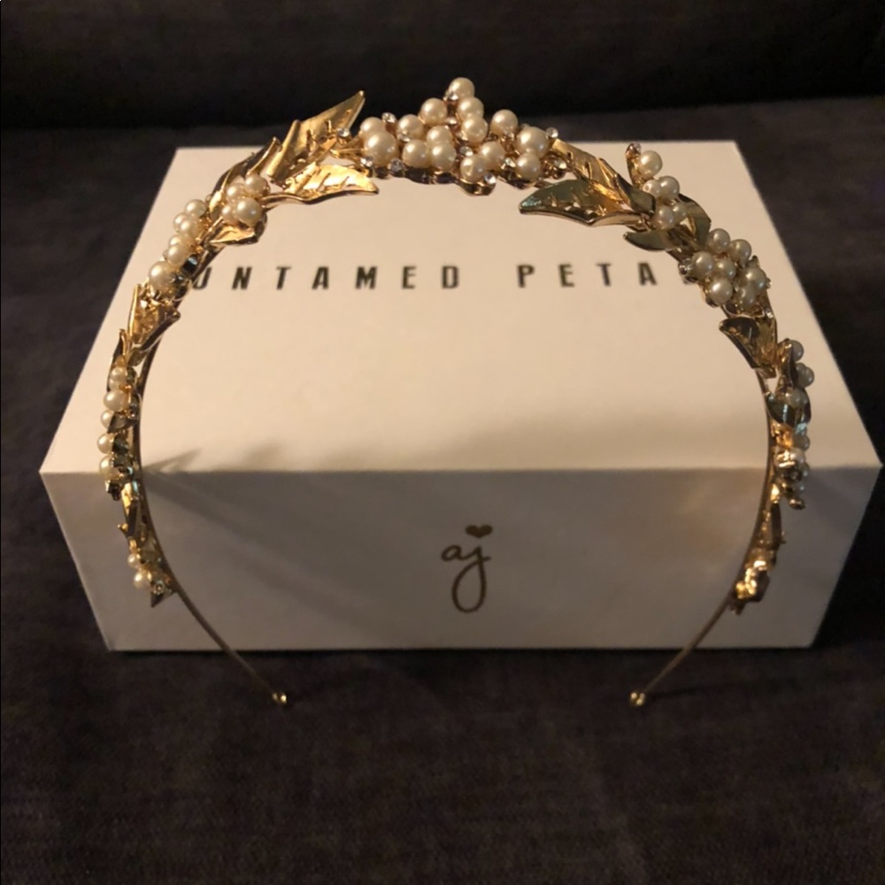 ❌🚫SOLD🚫❌ NIB Untamed Petals Bridal Headpiece